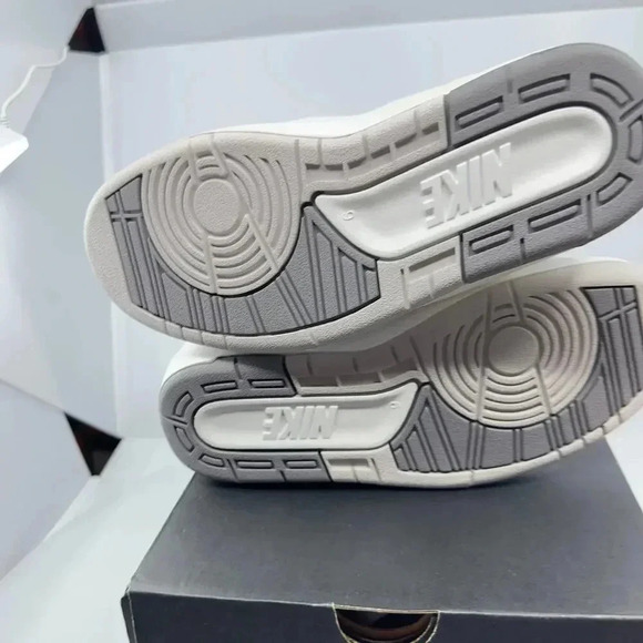 Jordan DQ8562-100 Air Jordan 2 Retro GS Athletic Sneaker Mid White/Gray 6 Kids - Picture 6 of 8